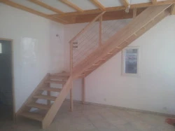 Escalier en bois à Brantôme en Périgord